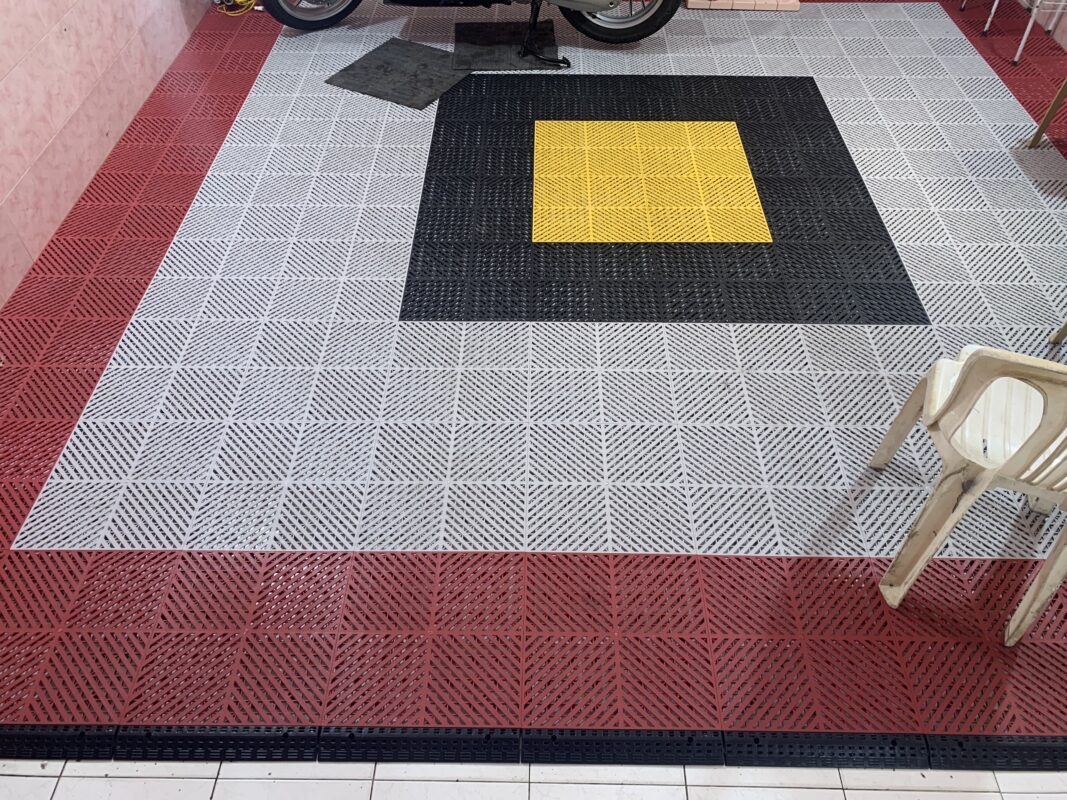 Tấm Lót Sàn Nhựa PP của Công ty Lập Phương: Giải pháp cho Garage Sửa Xe