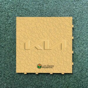 Tấm nhựa lót sàn gara chịu lực có logo KIA-màu vàng - vân giả da chống trơn