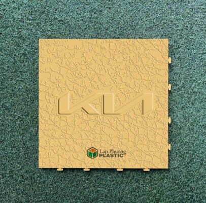 Tấm nhựa lót sàn gara chịu lực có logo KIA-màu vàng - vân giả da chống trơn