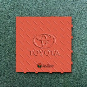 Tấm nhựa lót sàn gara chịu lực có logo TOYOTA-màu đỏ- vân chống trơn thường