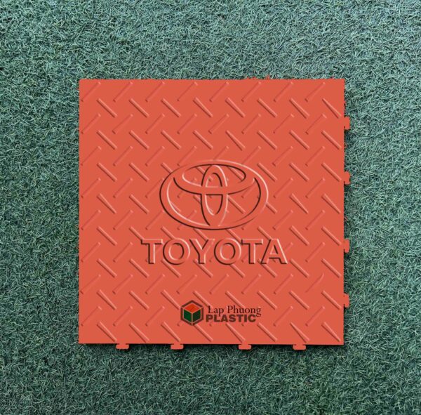 Tấm nhựa lót sàn gara chịu lực có logo TOYOTA-màu đỏ- vân chống trơn thường