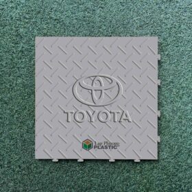 Tấm nhựa lót sàn gara chịu lực có logo TOYOTA-màu xám- vân chống trơn