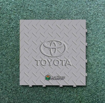 Tấm nhựa lót sàn gara chịu lực có logo TOYOTA-màu xám- vân chống trơn