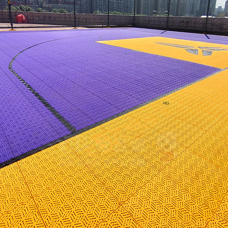 Sân bóng rổ với tấm nhựa lót sàn giảm chấn