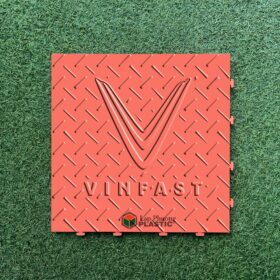 Tấm nhựa lót sàn gara chịu lực có logo VINFAST-màu đỏ- vân chống trơn