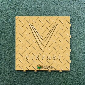 Tấm nhựa lót sàn gara chịu lực có logo VINFAST-màu vàng - vân chống trơn